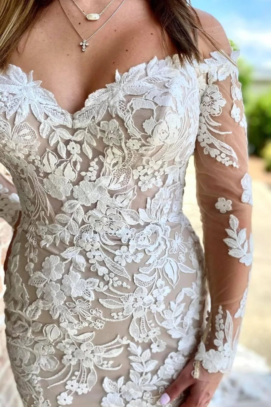 Vestido de novia sirena con hombros descubiertos y manga larga